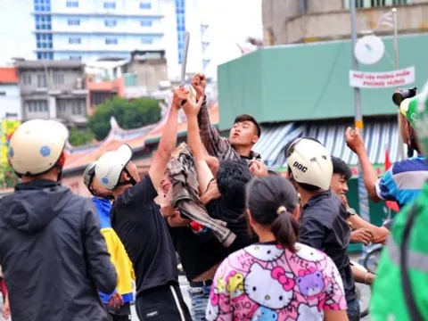 Dùng cả hung khí để tranh "giật cô hồn" gây náo loạn
