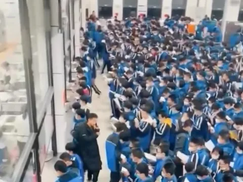 Soi video 1 căn tin trường học, nhiều người phát hiện chi tiết gây choáng váng: Nhìn mà thấy mệt mỏi!
