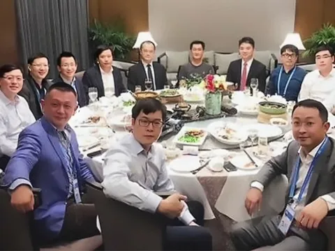 Đi họp lớp, người có chức vụ cao ngồi riêng, tôi được xếp với nhóm còn lại: Về nhà nhận được tin nhắn thề không bao giờ quên