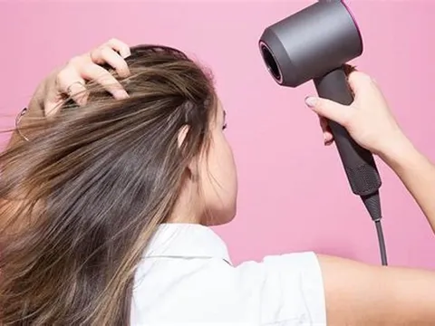 Sau khi gội đầu xong để khô tự nhiên hay sấy tóc? Câu trả lời khiến nhiều người phải thay đổi thói quen