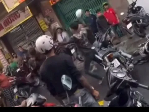 Xác minh nhóm người đánh nhau giữa đường, nghi do giật đồ cúng “cô hồn”