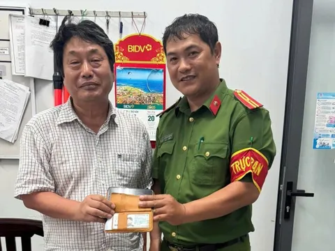 Du khách Hàn Quốc cảm ơn công an Việt Nam giúp tìm lại tài sản