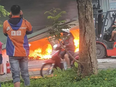 Kho hàng bốc cháy ngùn ngụt trong mưa ở TP HCM