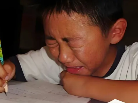 Bài Toán tiểu học "60-10= 50" bị gạch sai, xem đáp án mà phụ huynh đau đầu: Ai ngờ được cách làm như này!