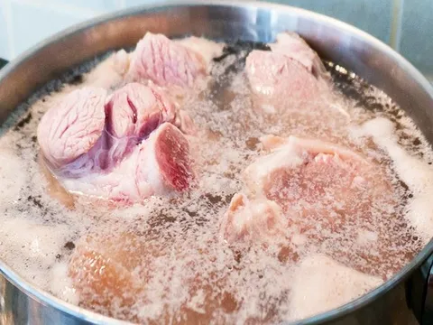 Luộc thịt nên vớt hết bọt hay để nguyên? Câu trả lời của chuyên gia sẽ khiến nhiều người phải thay đổi thói quen