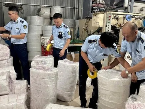 Phát hiện xưởng sản xuất hàng trăm ngàn bỉm trẻ em, băng vệ sinh giả