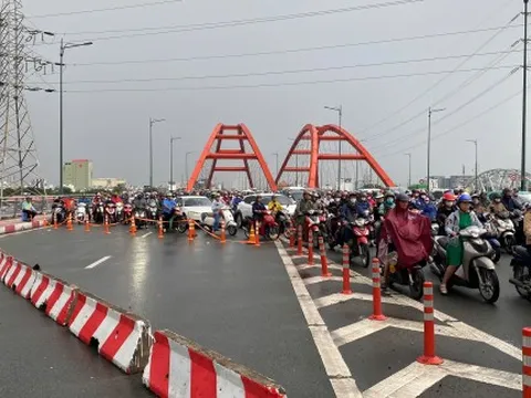 Kẹt xe nghiêm trọng trên cầu Bình Lợi và đại lộ Phạm Văn Đồng 