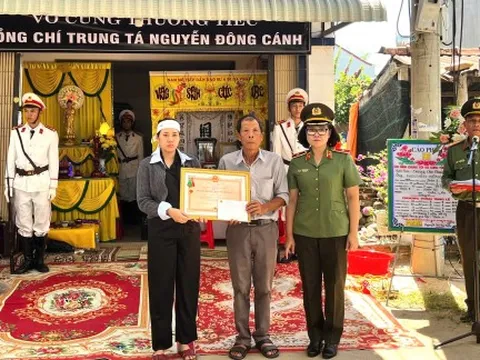 Trao Huân chương Bảo vệ Tổ quốc hạng Ba cho trung tá công an hy sinh ở Đắk Lắk