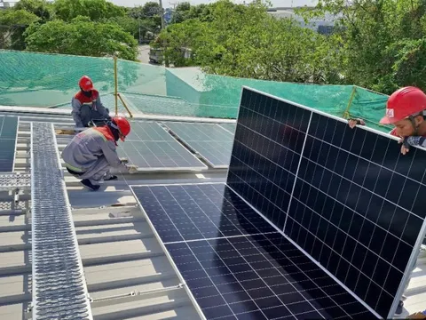 EVN đề xuất xử phạt lắp điện mặt trời mái nhà nếu không đăng ký