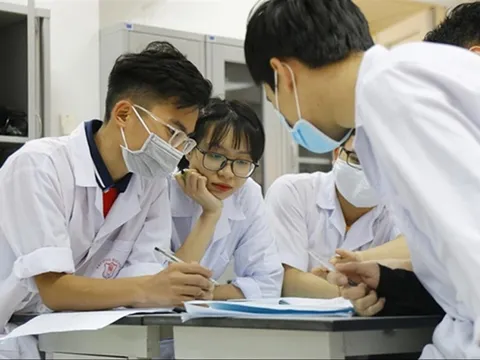 Tại sao Bác sĩ nội trú được gọi là ‘lớp váng’ tinh tuý nhất của ngành y? Đọc sách tính bằng cân, ôn thi như “luyện đơn trong lò bát quái”
