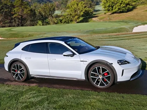 Loạt Porsche Taycan tại Việt Nam bị lỗi cần nâng cấp phần mềm pin