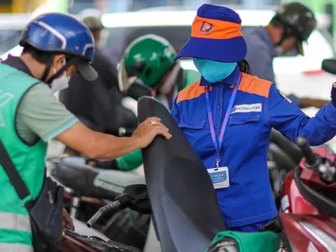 Giá xăng giảm, dầu tăng