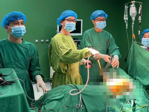 Một học sinh lớp 7 bị đâm nguy kịch trong sân trường
