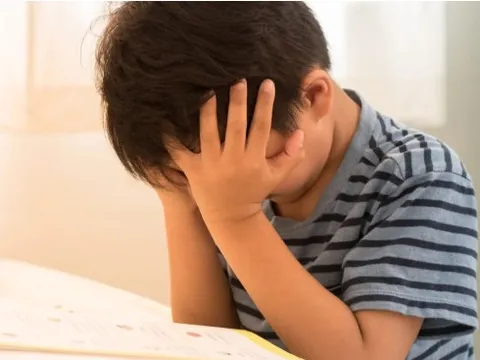 Cậu bé 11 tuổi nhập viện vì co giật sau khi hoàn thành bài tập hè trong một ngày - Chuyên gia cảnh báo có thể nguy hiểm tính mạng!
