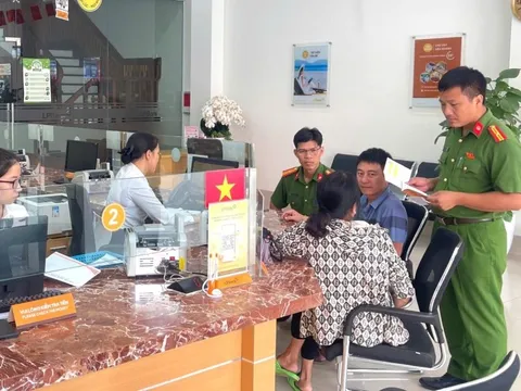 Cụ bà 65 tuổi rút 2 sổ tiết kiệm 400 triệu đồng chưa đến kỳ hạn: Nhân viên LPBank khẳng định có bất thường, mời công an xác minh