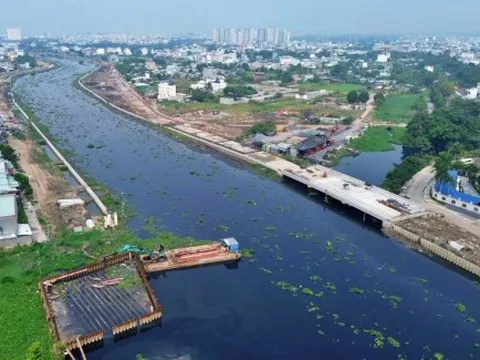 Những “nút thắt” chưa được tháo gỡ, khiến dự án cải tạo kênh dài nhất TPHCM chậm tiến độ