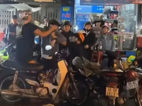 10 thanh niên đánh một thanh niên do mâu thuẫn "giật cô hồn"