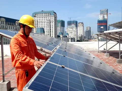 Phạt lắp điện mặt trời mái nhà nếu không thông báo: Người dân lo thêm thủ tục, EVN nói gì?