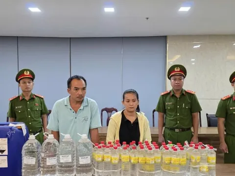 Dùng axit công nghiệp trộn với nước giếng khoan để sản xuất hàng ngàn lít giấm mỗi ngày