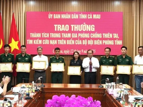 Cà Mau: Khen thưởng đột xuất tập thể, cá nhân tham gia cứu nạn trên biển