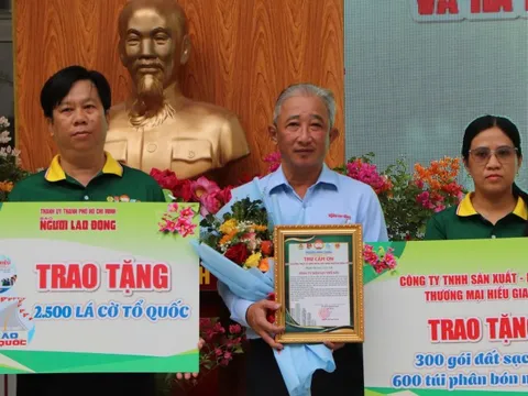 Báo Người Lao Động tặng phường Bình Trưng 2.500 lá cờ tổ quốc