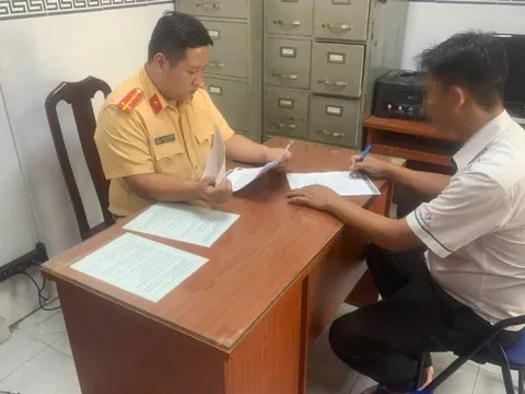 Xử phạt tài xế "cả gan" leo dải phân cách ở TP HCM