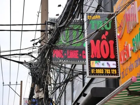 Nguy cơ cháy nổ từ hàng loạt bảng quảng cáo chằng chịt dây điện ở TPHCM 