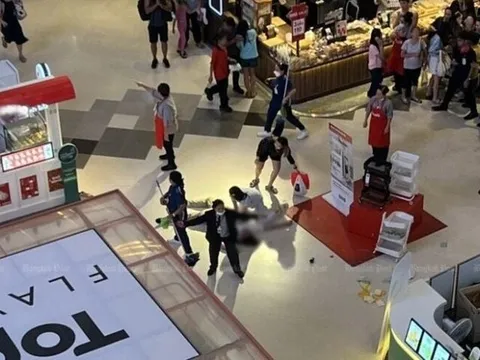 Bị bắt quả tang quay lén dưới váy phụ nữ, tên biến thái nhảy khỏi tầng 4