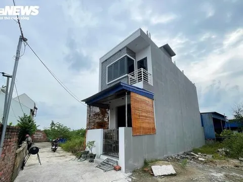 Bất ngờ bị người lạ xây nhà trên đất đã được cấp sổ đỏ, còn 'ép' bán đổi đất
