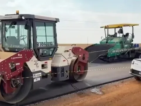Xe lu cán tử vong 3 công nhân khi đang trải nhựa đường trên cao tốc