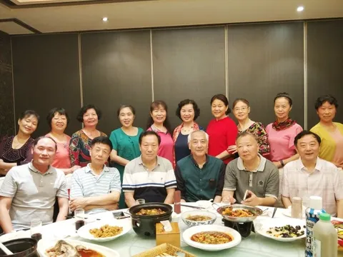 Họp lớp được hỏi lương, tôi định nói 200 triệu đồng/tháng thì vợ trả lời thay: “Chục triệu đủ ăn”, về nhà bị loại khỏi nhóm chat nhưng hài lòng