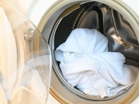 Có nên giặt chung quần áo với khăn tắm? Thì ra bấy lâu rất nhiều người hiểu sai
