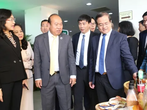 Đặt mục tiêu 20 tỉ USD kim ngạch thương mại song phương Việt Nam - Campuchia