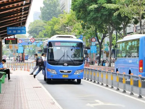 Mở làn riêng cho xe buýt nhanh: Cần đồng bộ hạ tầng và cách quản lý