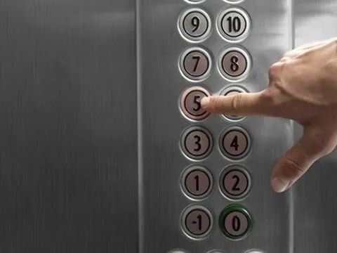 Người phụ nữ tử vong khi bị kẹt tóc trong thang máy