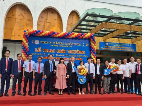 Một nữ khách hàng trúng ô tô Kia Sonet khi dùng sản phẩm Yến sào Khánh Hòa Sanest