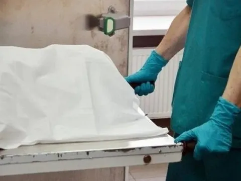Người đàn ông đột nhiên mở mắt, ngồi bật dậy ngay trước đám tang