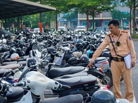 Cảnh sát vào trường xử lý học sinh đi xe máy vi phạm, cha mẹ cũng sẽ liên đới trách nhiệm