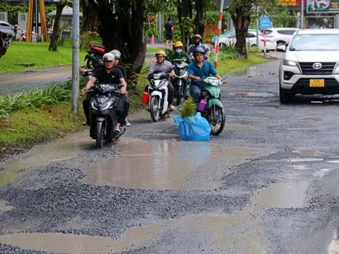 Đi đường Nguyễn Xiển lo... té xiểng niểng
