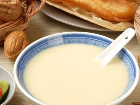 Uống sữa đậu nành vào buổi tối có lợi ích đặc biệt mà nhiều người chưa biết