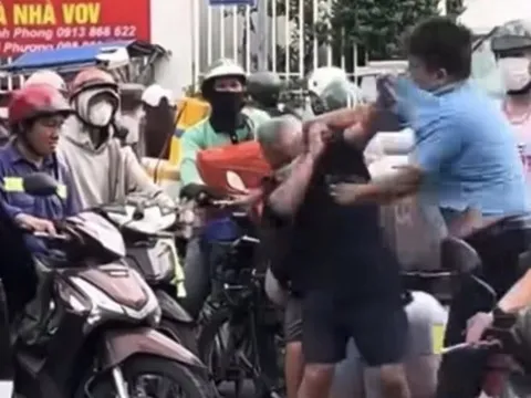 Thanh niên đi ô tô đánh người lớn tuổi ở ngã tư vì không được nhường đường