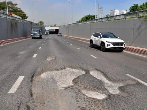 Mặt đường khu vực hầm chui Nguyễn Văn Linh - Nguyễn Hữu Thọ loang lỗ, bong tróc 