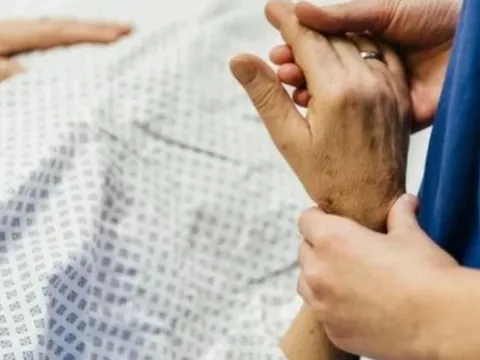 Sắp được gia đình đưa đi hoả táng, cụ bà 86 tuổi bất ngờ "sống lại"