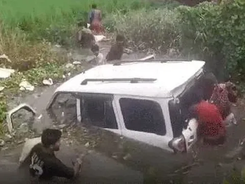 Xe chở rượu mất lái, lao xuống mương, người dân thi nhau "hôi của"