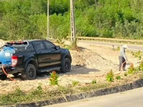 Xúc động chuyện chồng trồng 1 km phượng vĩ, 1.000 cây hoa hồng để tưởng nhớ vợ