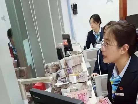 Đi rút 900 triệu người thân ở nước ngoài gửi về xây nhà, nhân viên ngân hàng nói nhỏ: Tài khoản = 0, đã rút sạch cách đây 2 ngày
