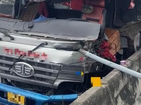 Hiện trường xe đầu kéo bẹp dí sau cú tông vào dải phân cách trên Quốc lộ 51