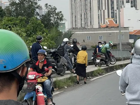 Nhìn thấy bóng CSGT, đám đông xe máy "cuống cuồng quay đầu"