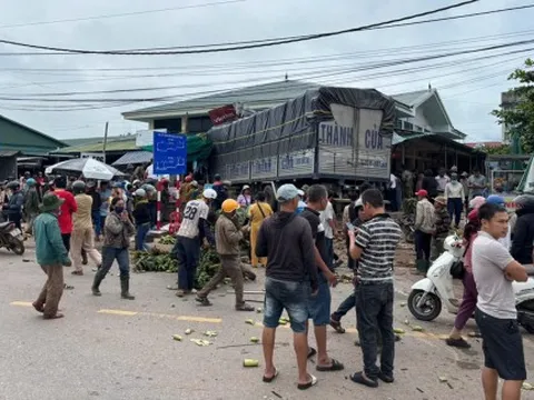 Quảng Trị: Xe tải mất lái lao vào chợ làm 3 người tử vong, nhiều người bị thương nặng  