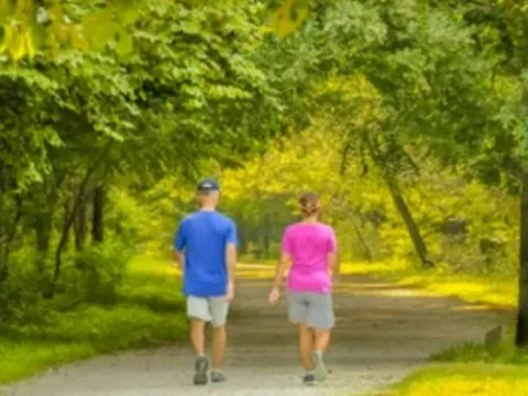 Điều gì xảy ra với cơ thể khi bạn đi bộ vào buổi chiều?